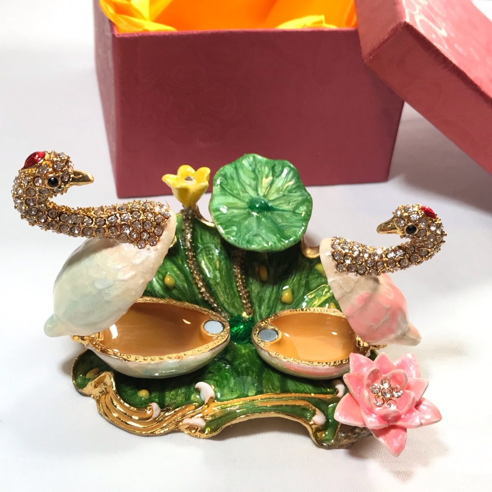 Beautiful mother swan and bby trinket box